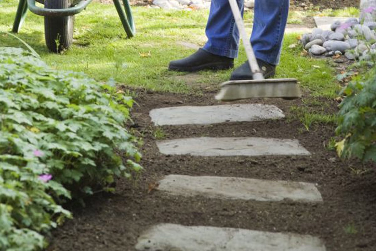 Laying Stepping Stones on Flat Ground - DIY Stepping Stones (+ How to Build Steps on a Slope)