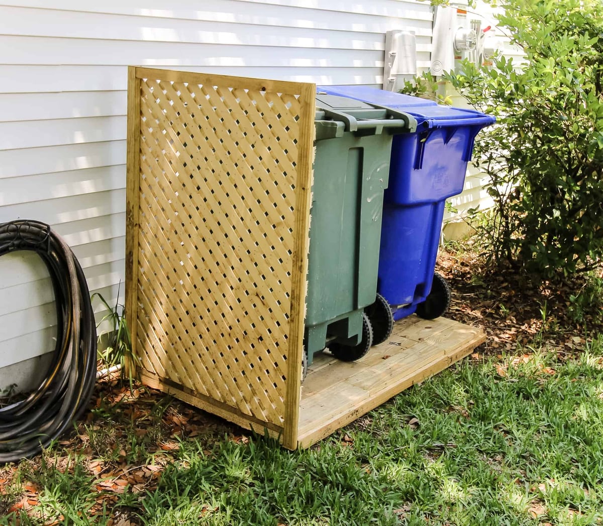 Simple Lattice Screen - How to Hide Trash Cans Outside (13 Enclosure Ideas)
